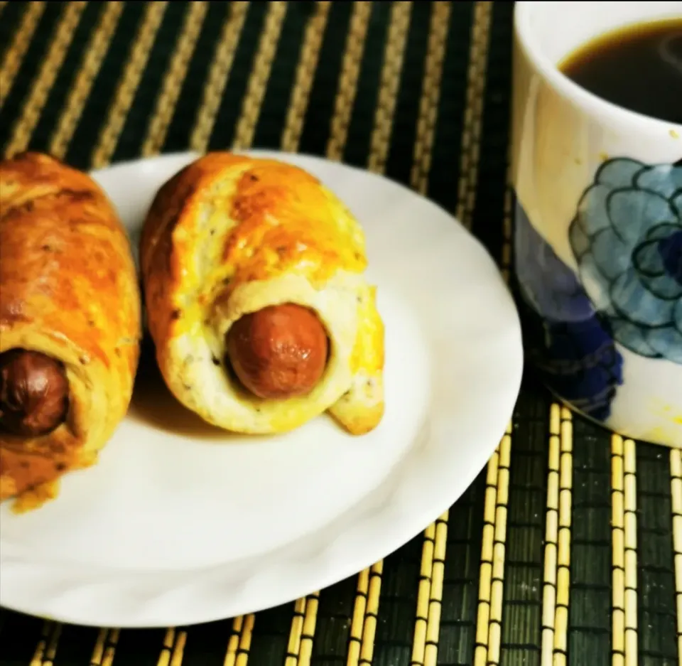 Snapdishの料理写真:ホットミックスケーキ粉で
手作りウインナーパン👌🤪|ペンギンさん