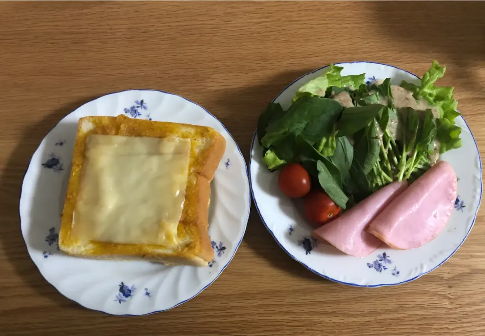 プチ贅沢朝食（嵜の食パン、カルディーのカレーパン、サラダほうれん草）|おっちさん