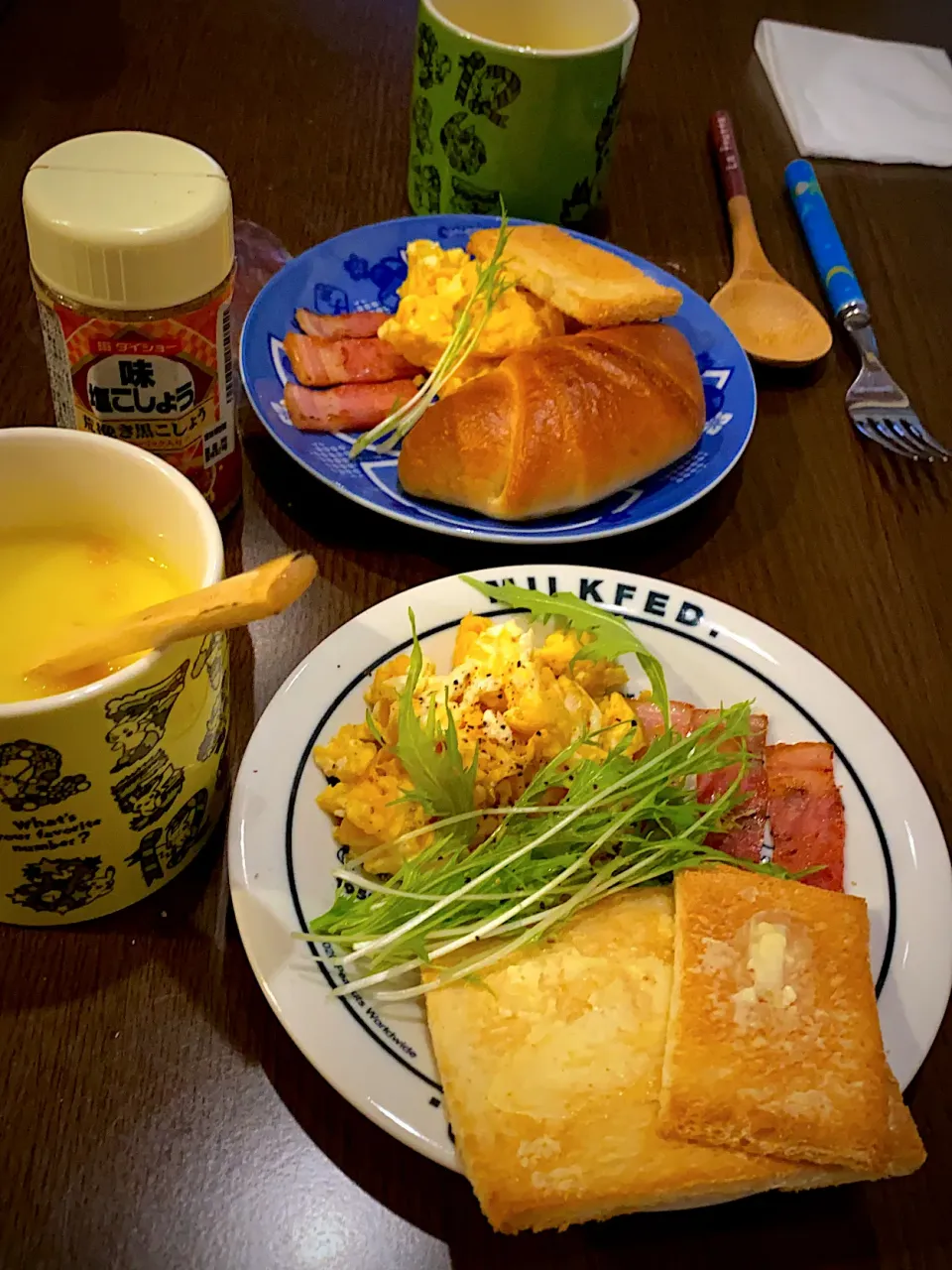 スクランブルエッグ🥚　焼きベーコン🥓　水菜　バタートースト　塩バターパン🥐　コーンスープ🌽|ch＊K*∀o(^^*)♪さん