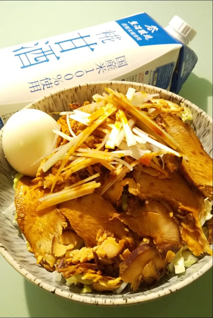 Snapdishの料理写真:甘酒たっぷり鳥むね肉チャーシューで作るチャーシュー丼❗️|かずにゃさん