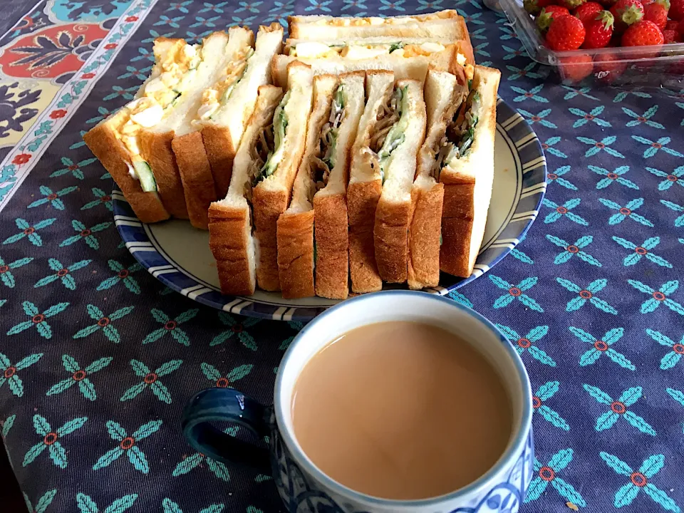 きんぴらごぼうサンド＆タマゴサンド😋💗カフェオレと苺も🍓|さくたえさん