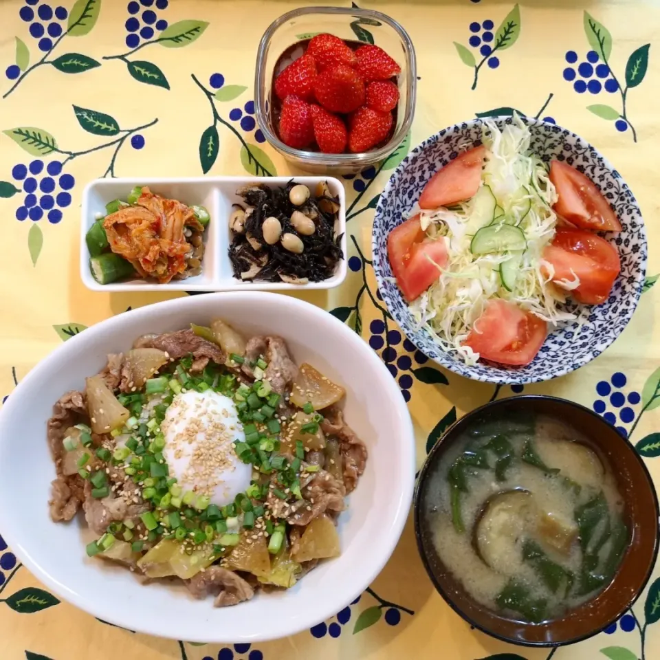 牛肉と大根とネギのすき焼き風丼💕|ゆかのさん