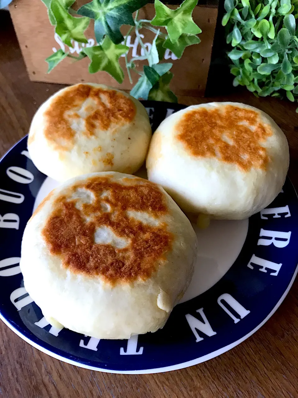 Snapdishの料理写真:フライパンで作るハムチーズパン🍞|あやちゃんママさん