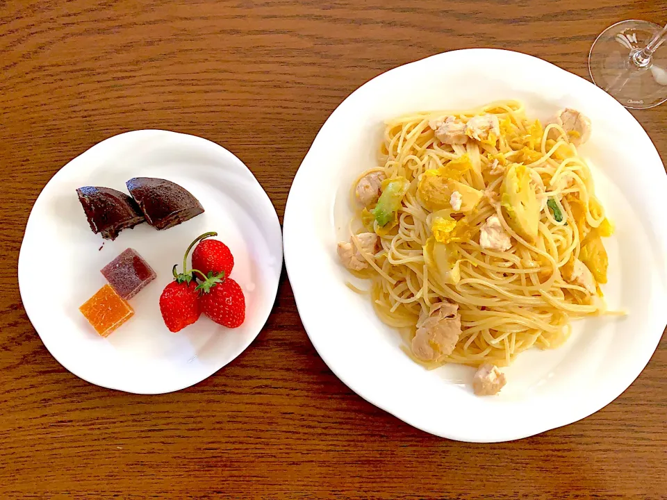 Snapdishの料理写真:芽キャベツと鶏ささみのパスタ🥬フォンダンショコラ🍓今日の昼食20210313|rococoさん