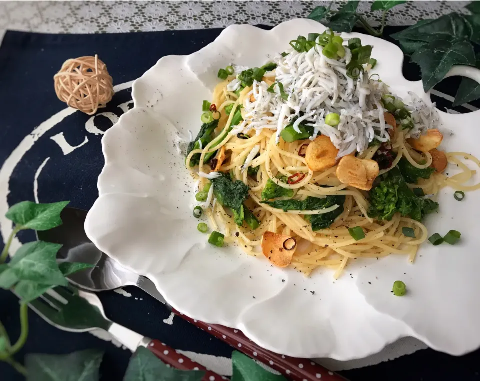 Snapdishの料理写真:菜の花としらすのペペロンチーノ♡|まなまな♡さん