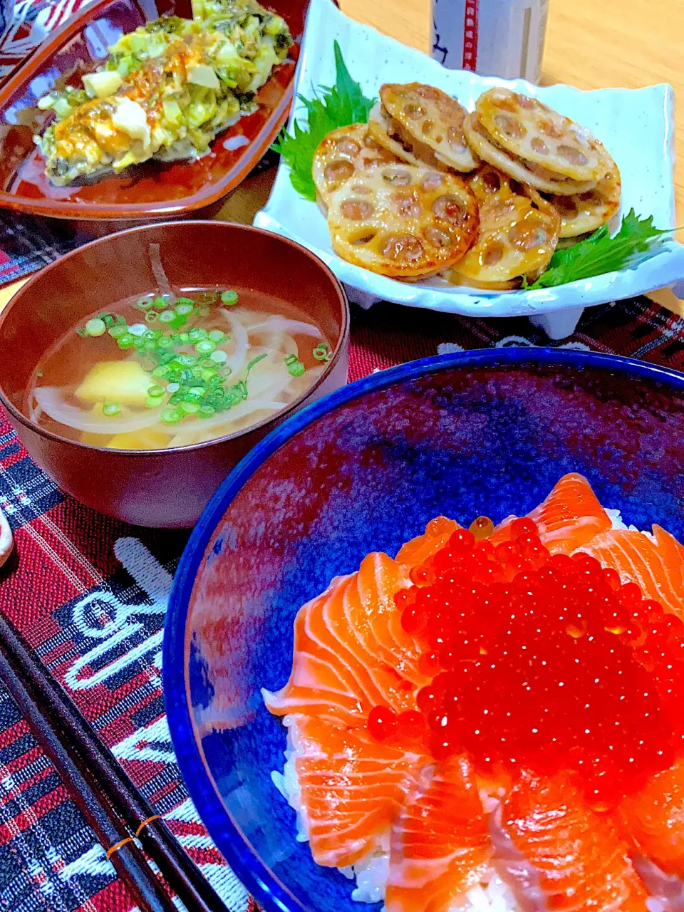 海鮮親子丼、レンコンの挟み焼き、キャベツのチーズ焼き、じゃがと玉ねぎのすまし汁|ツインうさぎさん