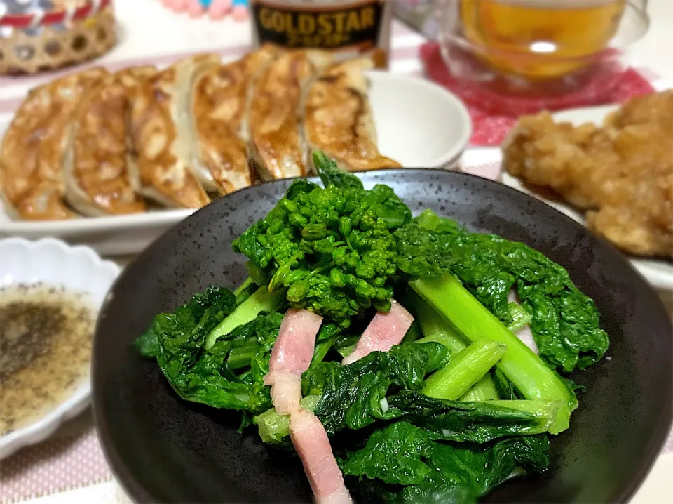 菜の花とベーコンの塩にんにく炒め🥬🥓と昨日の残りの餃子と唐揚げで乾杯🍻|gunlove❤さん