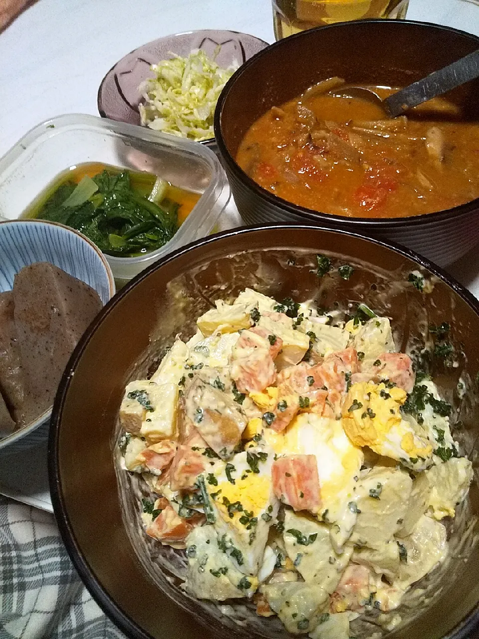 今日の晩御飯
※新じゃが蒸しと人参グラッセのサラダ
※鯖と舞茸とトマトの酒粕味噌汁
※小松菜おひたし
※酢キャベツ
※コンニャク煮
※ハイボール|れあMIXさん