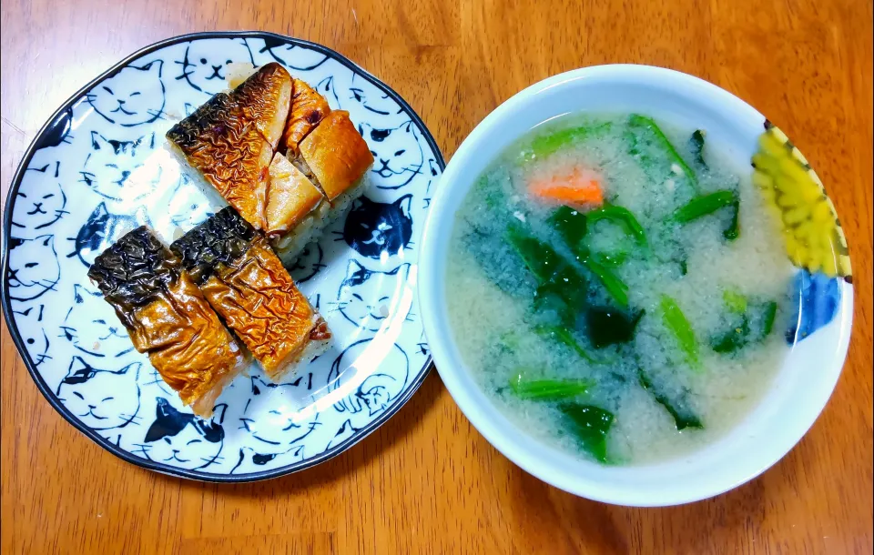 ３月６日　焼き鯖の押し寿司　ほうれん草とにんじんのお味噌汁|いもこ。さん