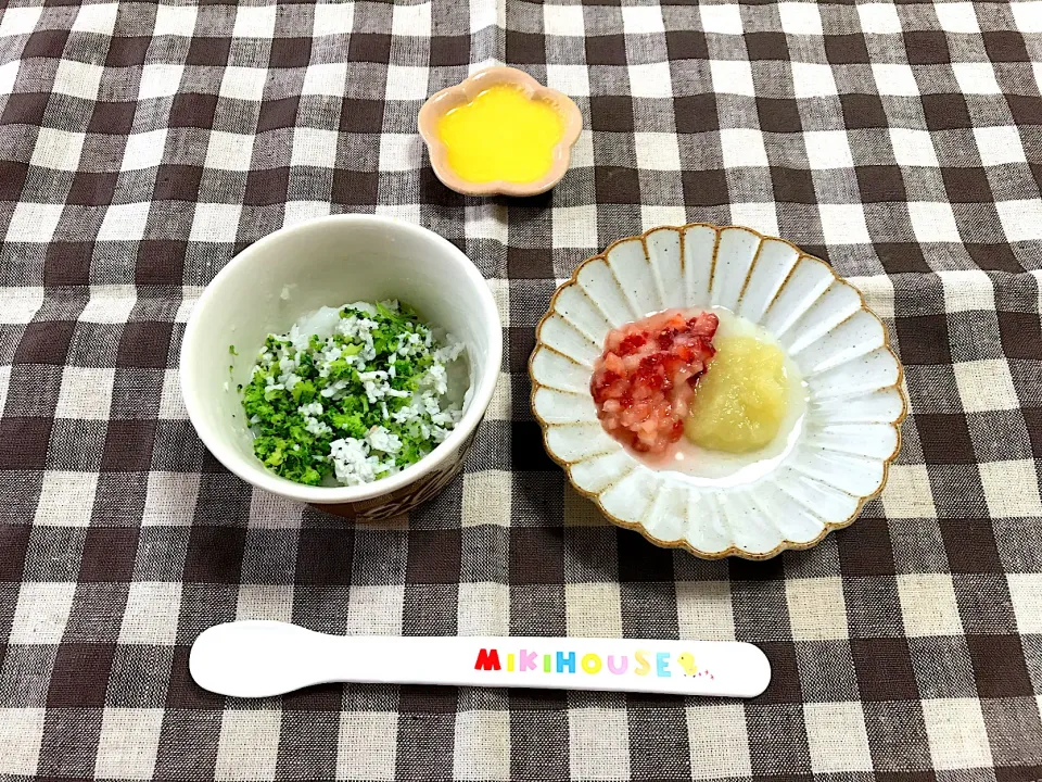 Snapdishの料理写真:【離乳食】ブロッコリーとしらすのご飯、キャベツといちご、卵黄ペースト|sayaさん