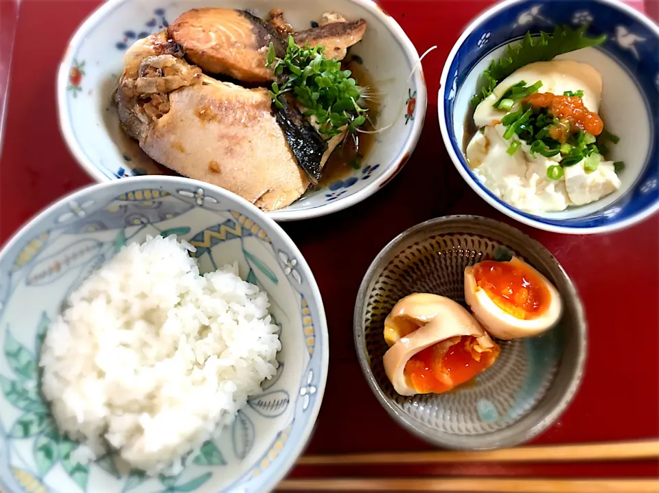 鰤のあら煮定食風(≧▽≦)♡カラ剥き失敗煮卵(￣∀￣)♡冷奴|Mika  Funatsuさん