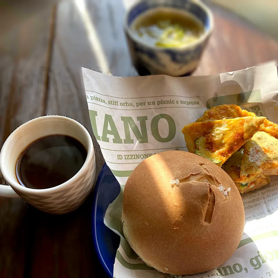 Snapdishの料理写真:焼き立てパンでモーニング|Kさん