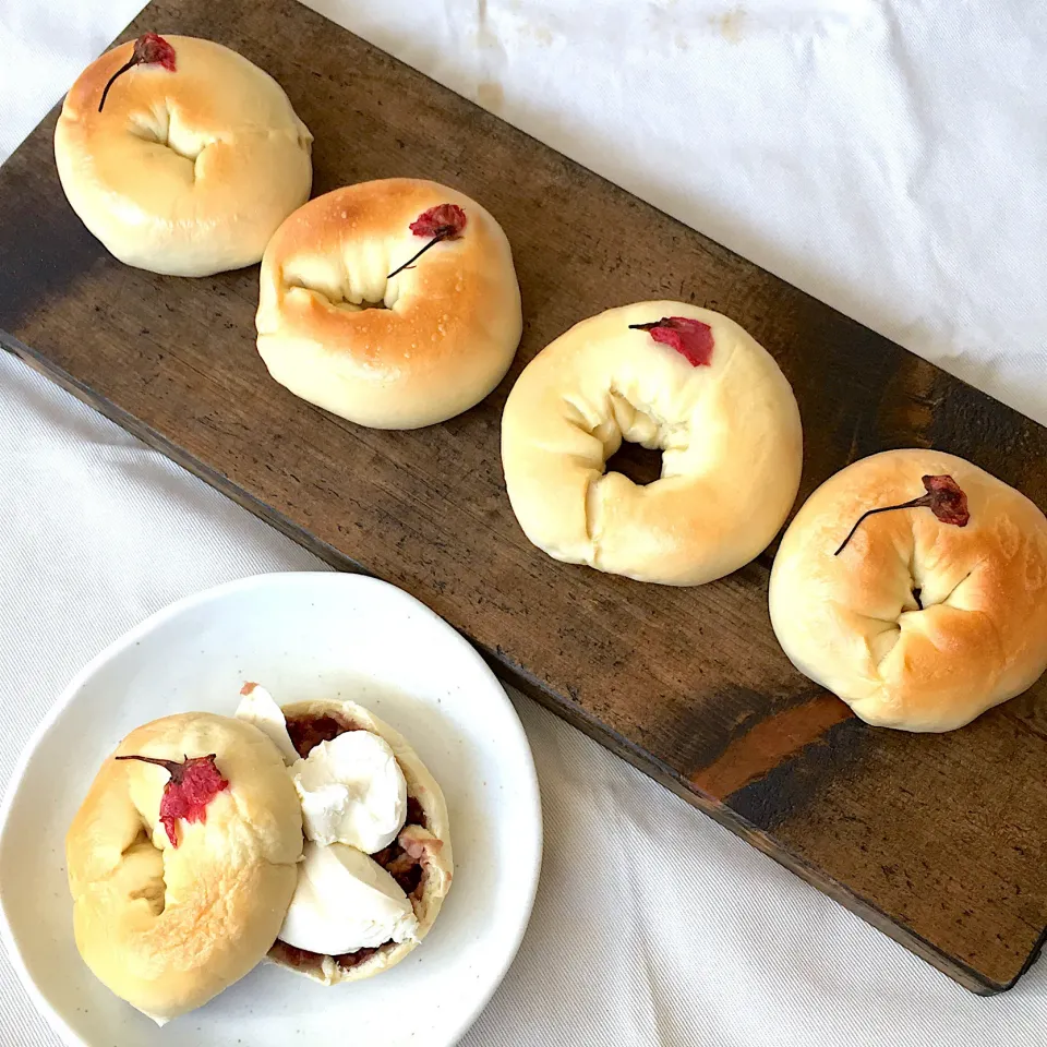 発酵桜あんこベーグルのクリームチーズサンド🌸🥯|べべべさん