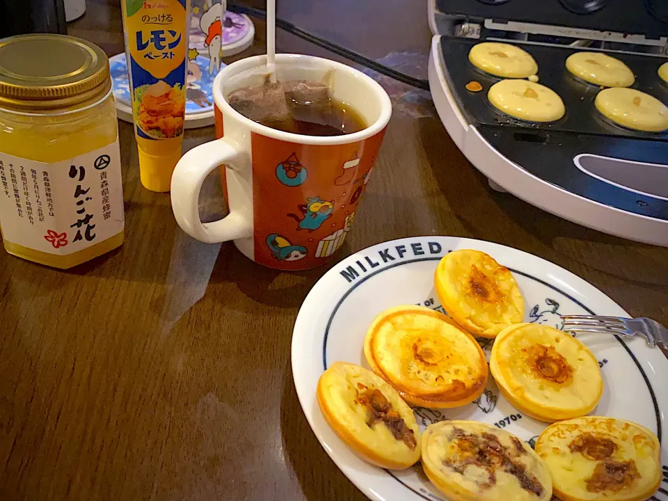 ドーナツパンケーキ🍩　りんご蜂蜜　チョコレートソース　レモンペースト🍋　コーヒー☕️|ch＊K*∀o(^^*)♪さん