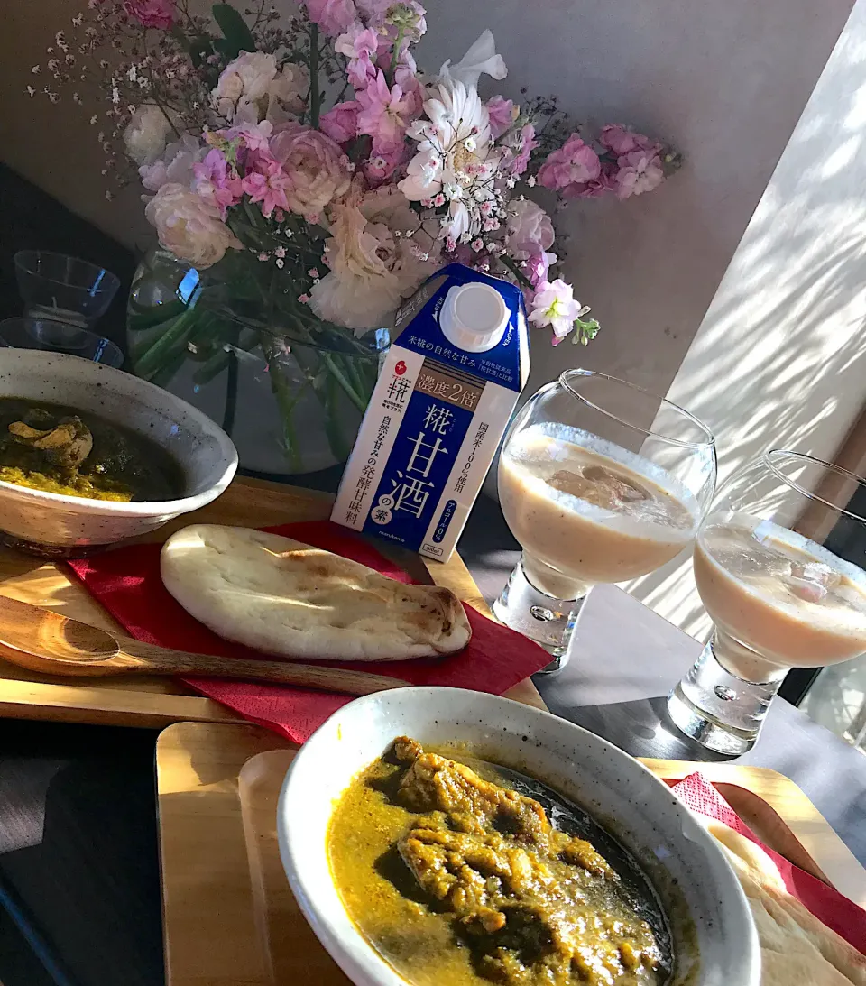 Snapdishの料理写真:ほうれん草のサグカレーと糀甘酒ミックスフルーツスムージー|izunさん