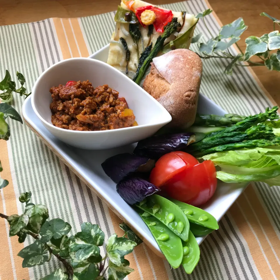 🍛🥪昨日の残りのベジタブルフォカッチャを たっぷり野菜やドライカレーを乗っけながら食べるオープンサンドに😋🥬🍅|Hollyさん