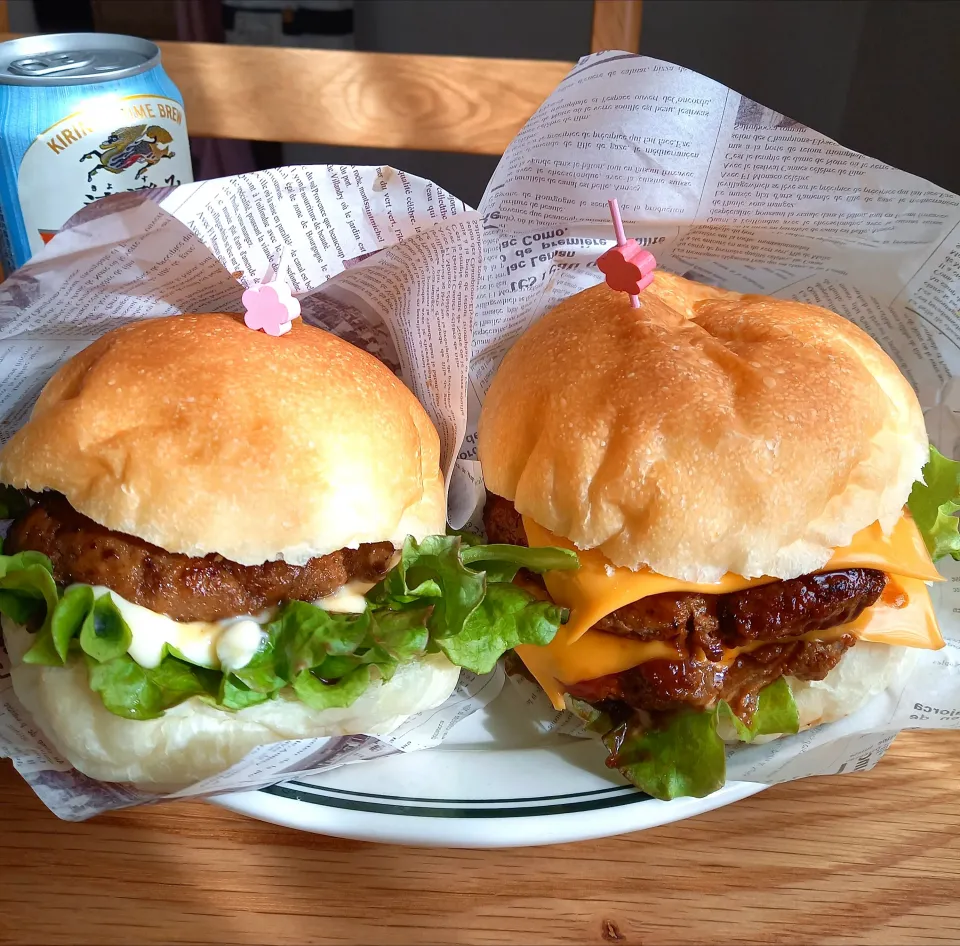 旦那のお昼ご飯
ダブルチーズバーガと照り焼きバーガー
ビールはいらない、言われた(;ﾟ∇ﾟ)|ナオミさん