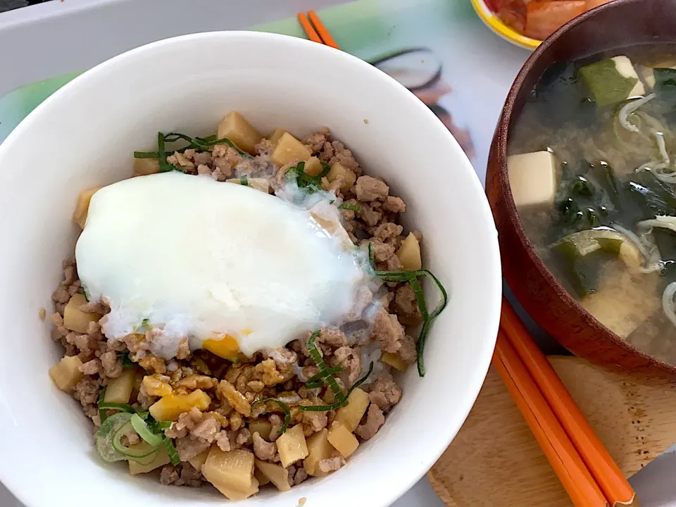 ひき肉とたけのこで和風そぼろ丼！温玉のせ|あんこさん