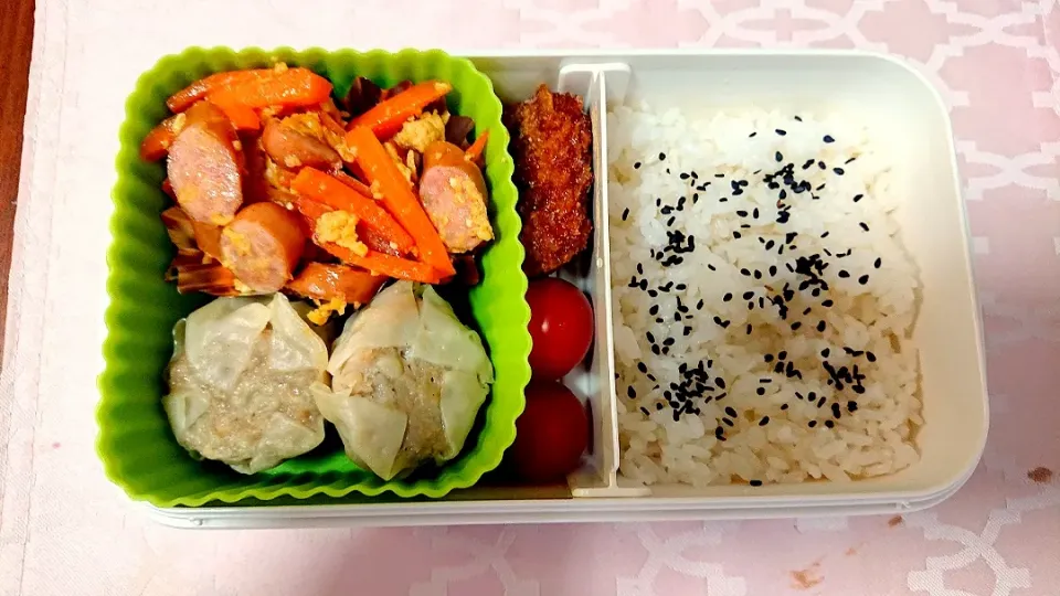 にんじんシリシリウインナー入り❤️旦那さんお弁当🎵😊|かおるcitronさん