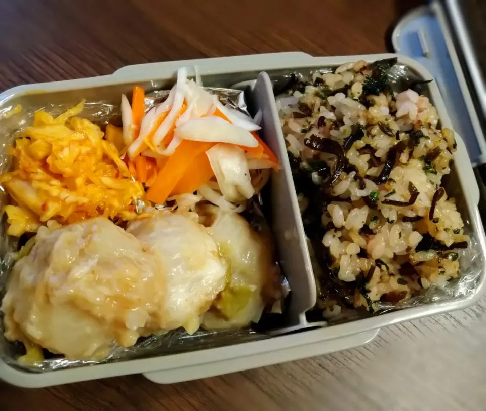 【おべんとう】
まるごとかぶのお弁当
・かぶのほろほろ煮
・かぶの皮とにんじんのピクルス
・かぶの葉塩昆布の混ぜ込みごはん
・キャベツのごまコチュジャン和え|chiroruさん