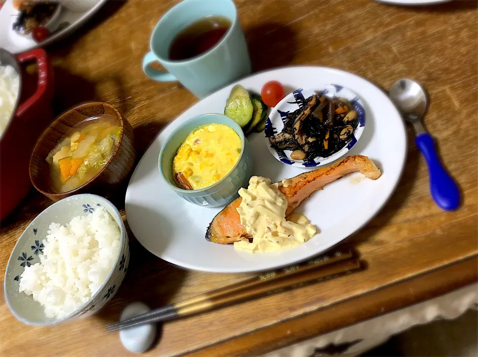 鮭のムニエル〜タルタルソースかけ〜・アスパラとウインナーのキッシュ・ひじきの煮物・胡瓜の漬物・味噌汁・ご飯|ちびろ菌さん