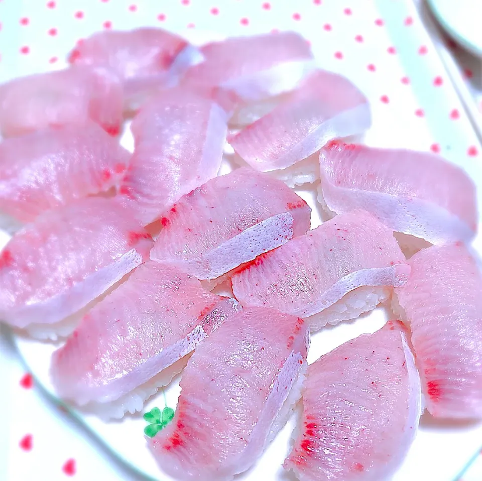 天然ぶり1kg購入してお寿司に🍣写真はないけど他…お刺身。ブリしゃぶ。ブリカツ。ブリ尽くしメニューでした🥢|ぁゃ🍃さん