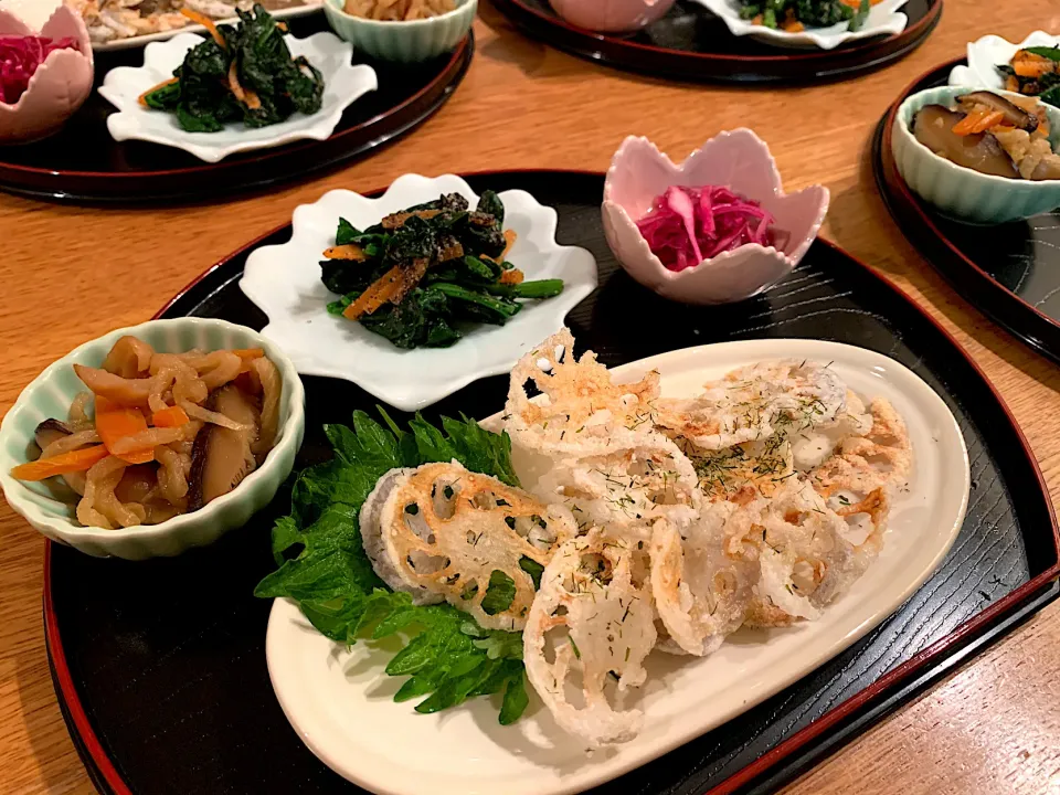 我が家の晩ごはん🍚のり塩味の蓮根チップスが美味しい😍主食はラーメン🍜|いちごさん