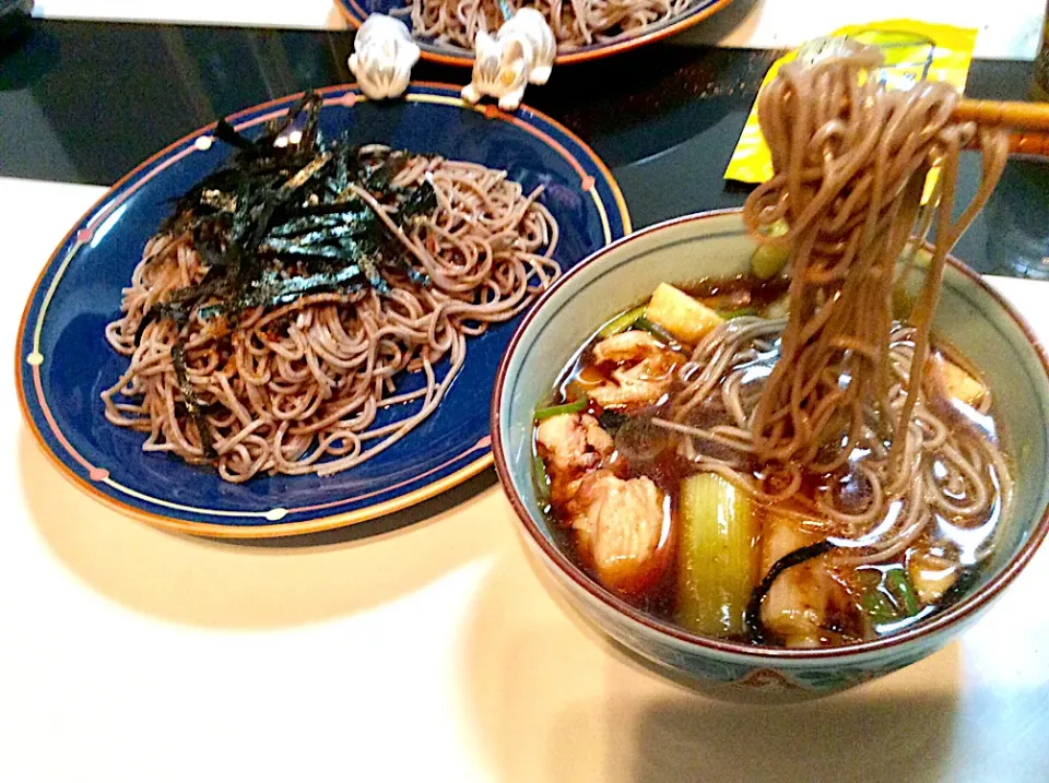 削り節でとった温かいお汁で頂く、鳥とねぎのもりそば。
蕎麦湯は、茨城産のそば粉を溶いて。。。いい香り   レシピ動画↓↓↓↓↓|Takeshi  Nagakiさん