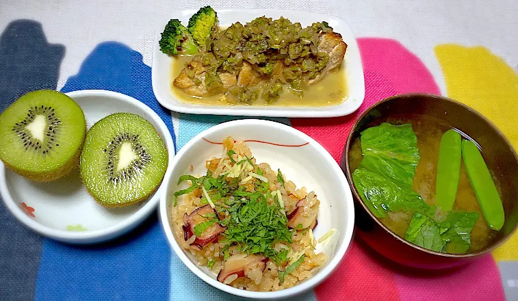 Snapdishの料理写真:たこ飯🐙🍚120g
キャベツ・じゃがいも🥔
絹さや・小松菜🥬入り味噌汁
鶏胸肉の蕗のとうソース🥦
キウイ🥝🥝|eiyadeさん