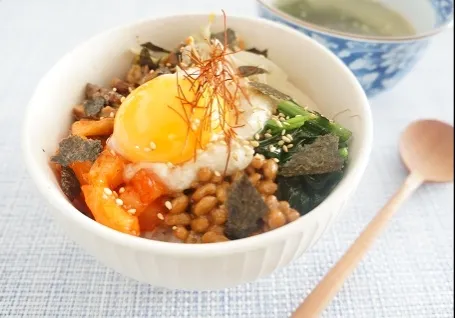 まごわやさしい鯖缶と納豆のビビンバ丼|ちいさなしあわせキッチンさん