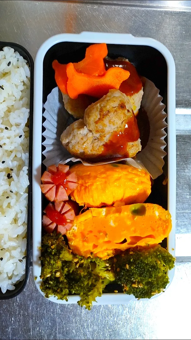 Snapdishの料理写真:旦那弁当　2021/3/15

デミハンバーグ
にんじんのグラッセ
ベジオムレツ
ウインナー
ブロッコリーのゴマ和え|ユキヨメ♪さん