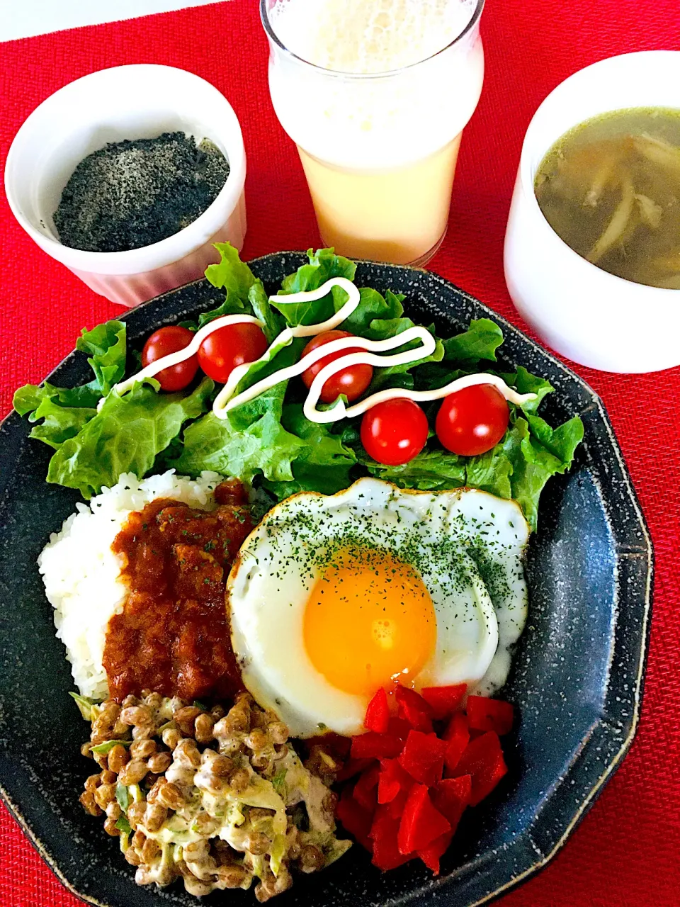 ハッピーモーニングセット💖💪スパイスチキンカレー🍛納豆、目玉焼き、福神漬けのハッピーシャワーカレーワンプレート🍛黒胡麻ヨーグルト😋ミルクセーキ🥛鳥軟骨としめじのハッピーシャワーコラーゲンスープ😋💖💪🙏|HAMI69さん