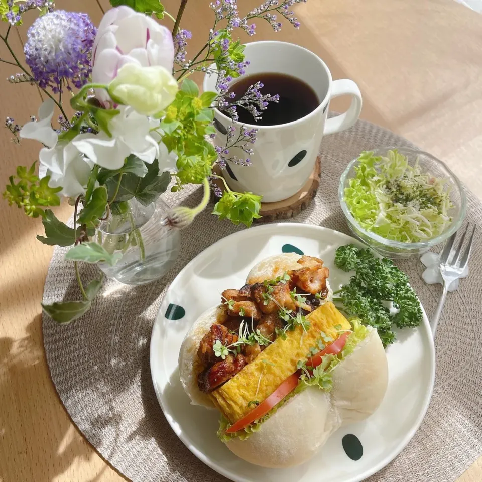 Snapdishの料理写真:3/15❤︎松露たまご焼き&鶏もも焼き鳥の白サンド🌱☺️
〈サンド具材〉
・白パン
・松露たまご焼き
・鶏もも肉焼き鳥
・グリーンサラダ🥗|Makinsさん