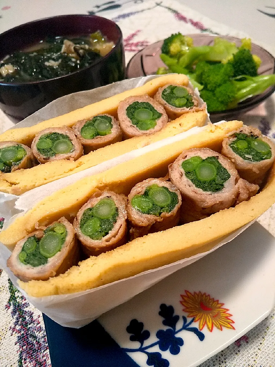 Snapdishの料理写真:今日のお昼ごはん
※おからパウダー蒸しパンでサンドイッチ～なばなの豚肉巻き
※ブロッコリー
※きのことワカメのお味噌汁|れあMIXさん