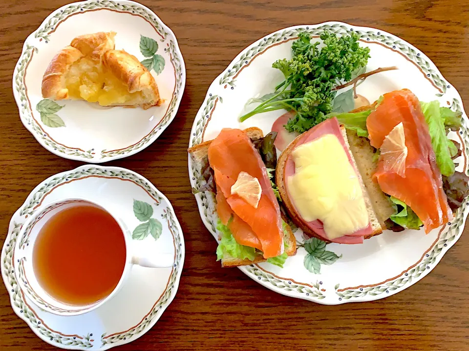 サーモンのサンドイッチ🍋ハムチーズトースト🧀りんごのデニッシュ🍎今日の昼食20210315|rococoさん