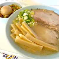 Snapdishの料理写真:しおチャーシュー麺　味玉ご飯|Shuta Shimaさん