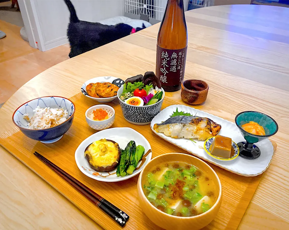 Snapdishの料理写真:今日の夕食　さわらの西京漬　胡麻豆腐　うにいか　いくらおろし　椎茸のマヨチーズ焼き　のらぼう菜の炒め物　蛸入り野菜天ぷら　サラダ　なめこと豆腐と大根の葉のお味噌汁　もち麦ごはん|ふわ猫はなちゃんさん