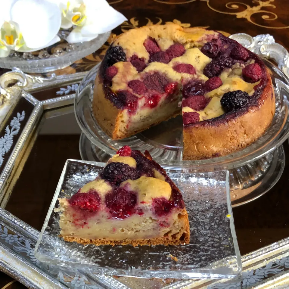 Snapdishの料理写真:糀甘酒ミックスベリーアーモンドココナッツミルクケーキ🍓|henryさん