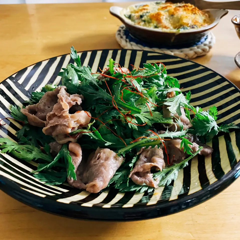 春菊と冷しゃぶでサラダ🥗に|しろくまさん