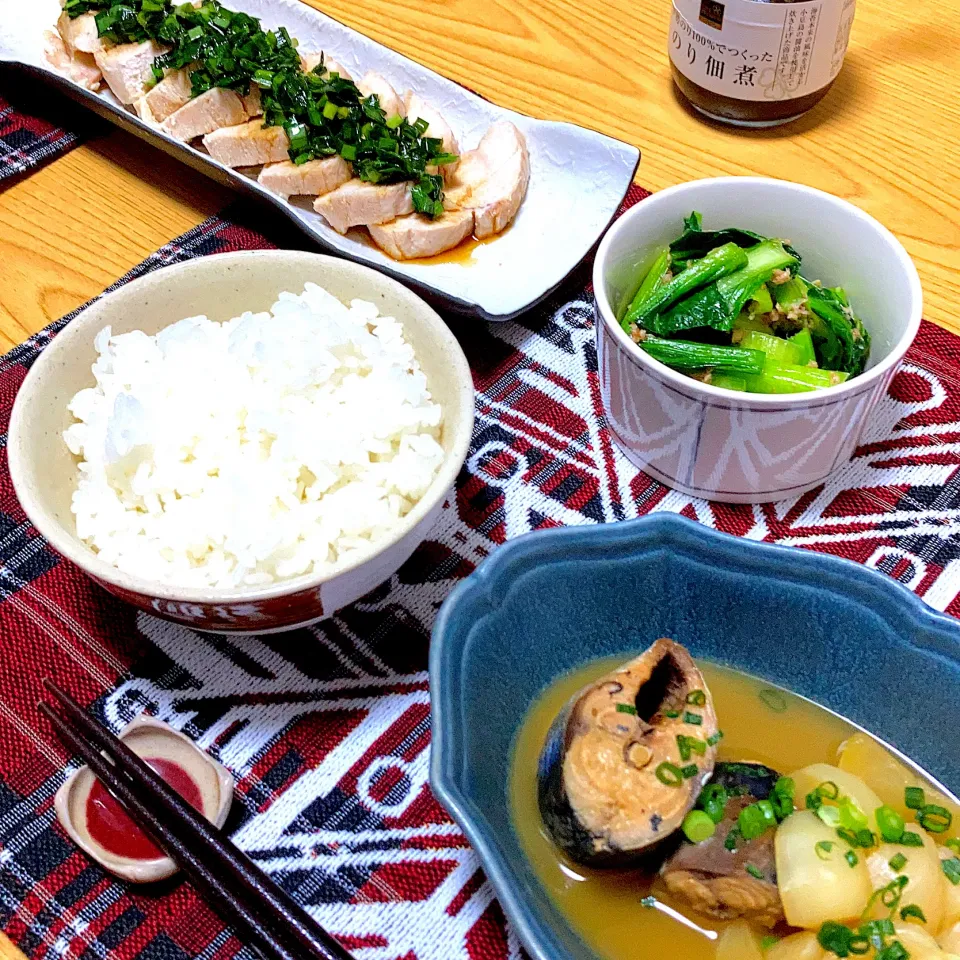 Snapdishの料理写真:蒸し鶏のニラだれ、小松菜とツナのやみつきサラダ、サバ缶と蕪の煮物|ツインうさぎさん