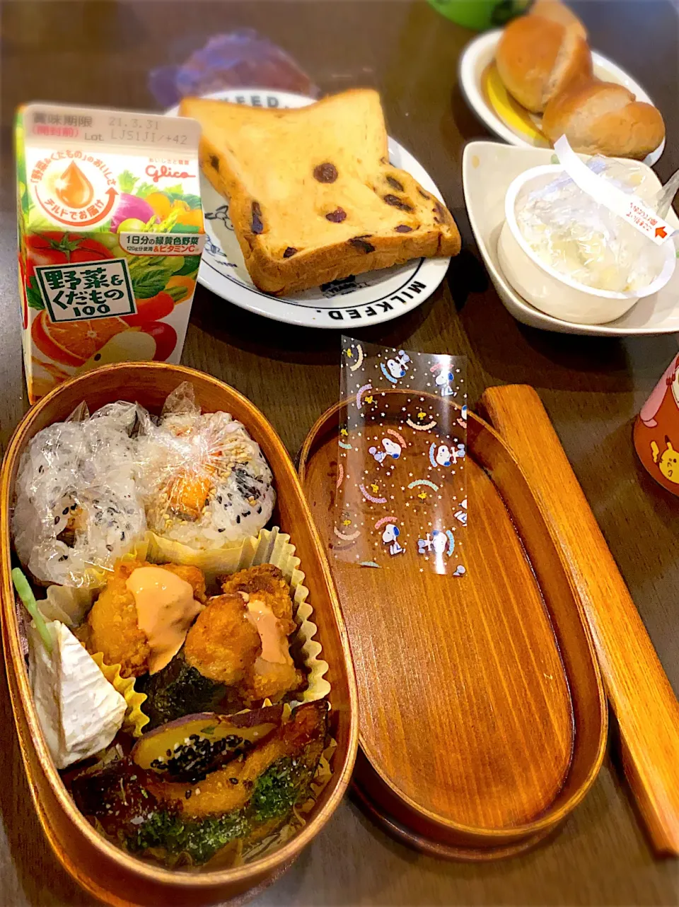 お弁当🍱　鮭おにぎり　胡麻塩　海苔カップ　海苔巻き鶏唐揚げ　フライドチキン　オーロラ辛ソース　薩摩芋とかぼちゃのロースト　青海苔　カマンベールチーズ  野菜ジュース|ch＊K*∀o(^^*)♪さん