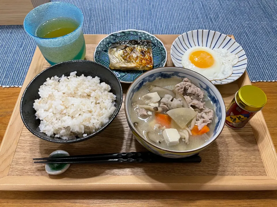 2021.03.04 🐷豚汁🐟鯖🐣目玉焼き🍚もち麦ご飯|みなみさん