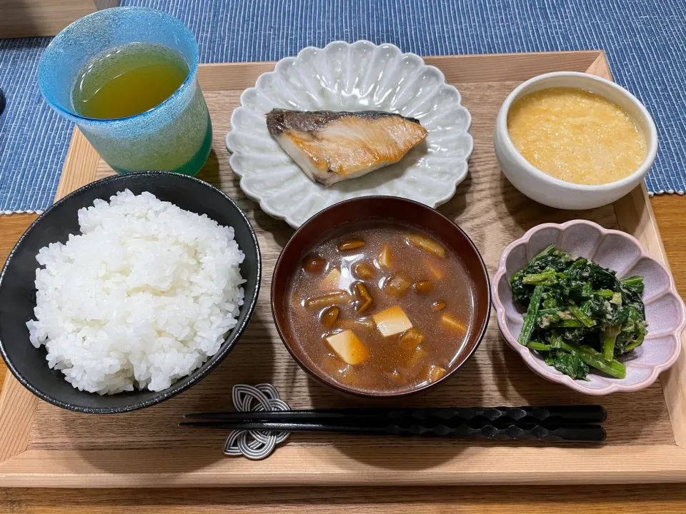 2021.03.08 🐟鰤🍄豆腐となめこの赤だし味噌汁🍚とろろ🥬ほうれん草の胡麻和え|みなみさん