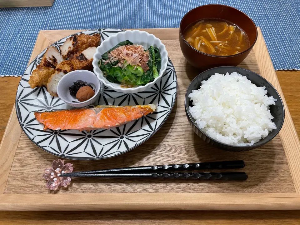 2021.03.10 🐟鮭🥬小松菜のお浸し🦑さつま揚げ🍄えのきと油揚げの赤だし味噌汁|みなみさん