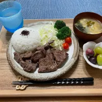 Snapdishの料理写真:2021.03.14 🐮カットステーキ☘️サラダ🥢豆腐とわかめの味噌汁🍇ぶどう|みなみさん