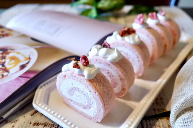 Snapdishの料理・レシピ写真:さくら🌸ロールケーキ｜日本の春をまきまき♪桜ロールケーキ