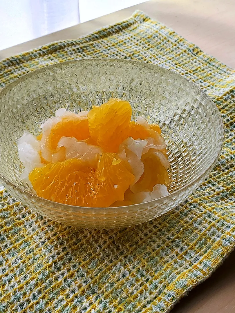 Snapdishの料理写真:Onion & Orange
　with sweet and sour sauce

【簡単ミシュランレシピ】
あと一品！の時の野菜のおかず
７選のうちの１つ

玉ねぎと甘夏の甘酢和え|みるくここあさん