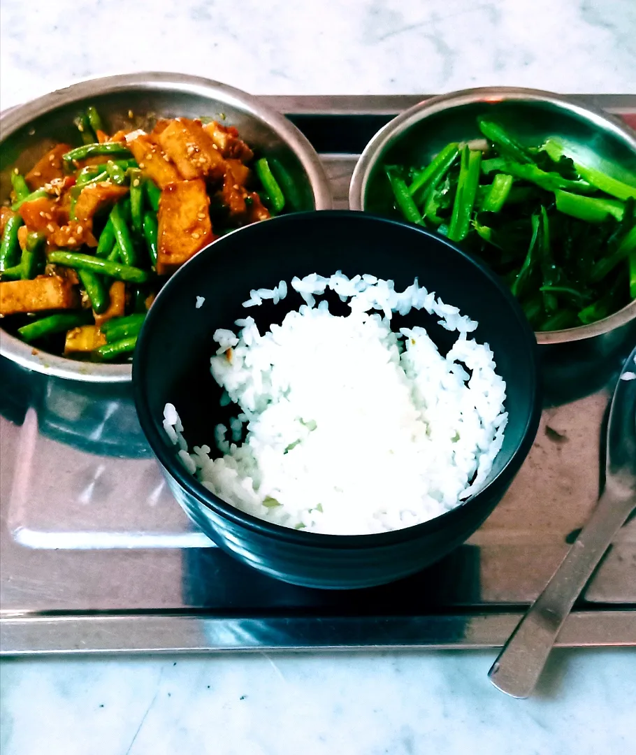 Snapdishの料理写真:French beans and toufu cooked with Music and Gochuchang. Blanched mustard greens and rice.|Priyamayaさん