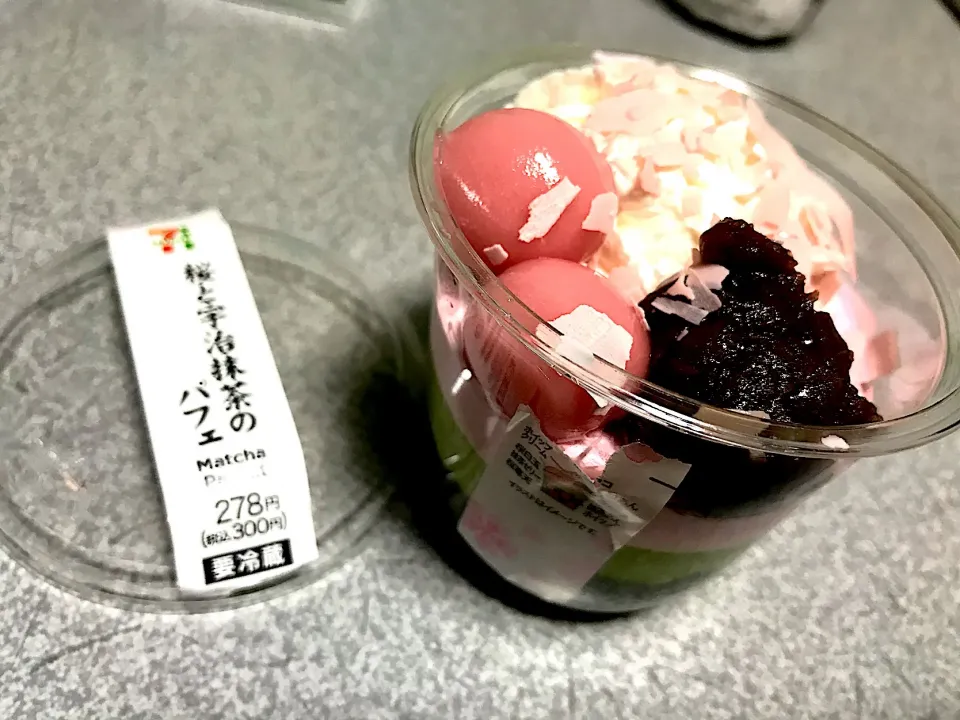 #昼飯　桜と宇治抹茶のパフェ|ms903さん