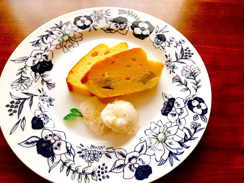 Snapdishの料理写真:⭐️3.15🥣手作りおやつ⭐️米粉のバナナパウンドケーキとバナナヨーグルトアイス♡|さとみさん